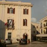 Appena arrivata a Bari la duchessa ordin� la ristrutturazione del palazzo della Dogana in piazza Mercantile 